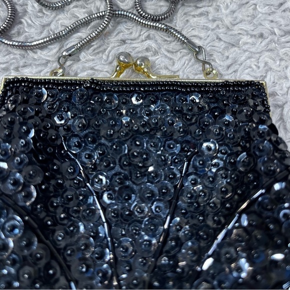 Vintage Accessory Lady Beaded Sequined Scalloped Change Purse with Kiss Clasp - Picture 2 of 11
